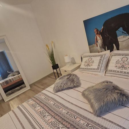 Apartament De Lux ไกรโอวา ภายนอก รูปภาพ