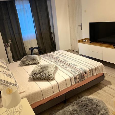Apartament De Lux ไกรโอวา ภายนอก รูปภาพ