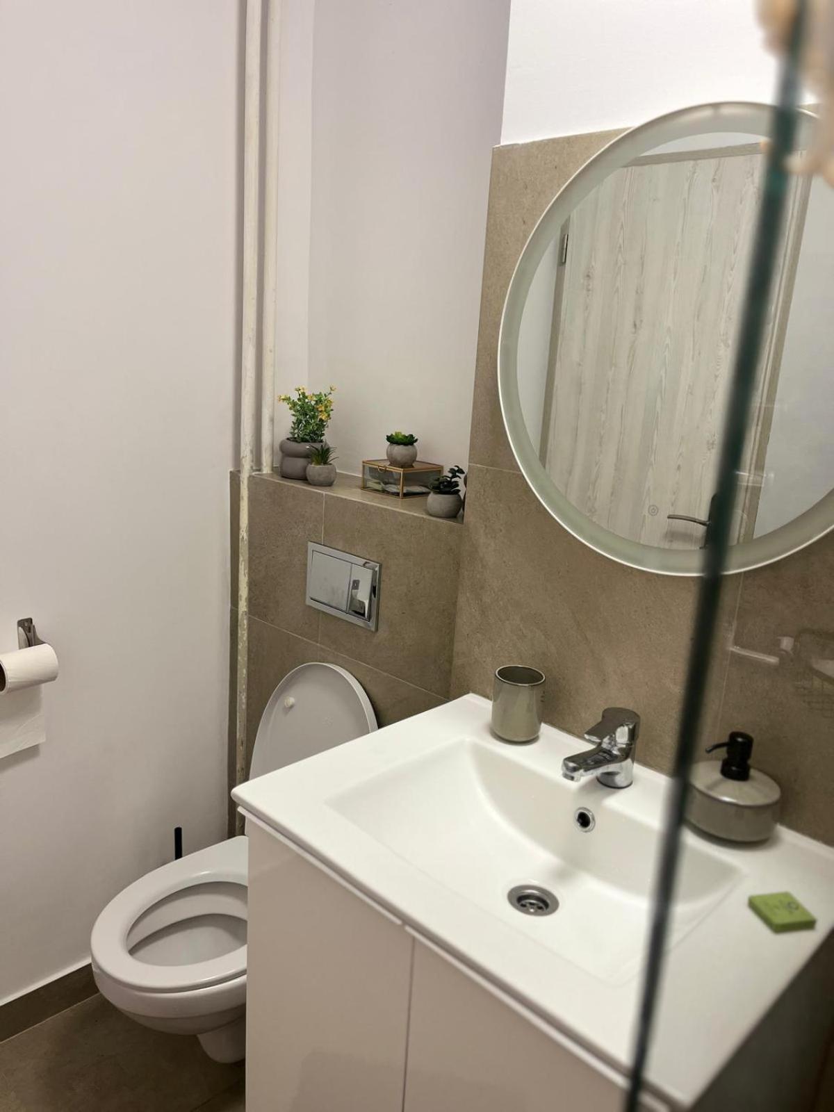 Apartament De Lux ไกรโอวา ภายนอก รูปภาพ