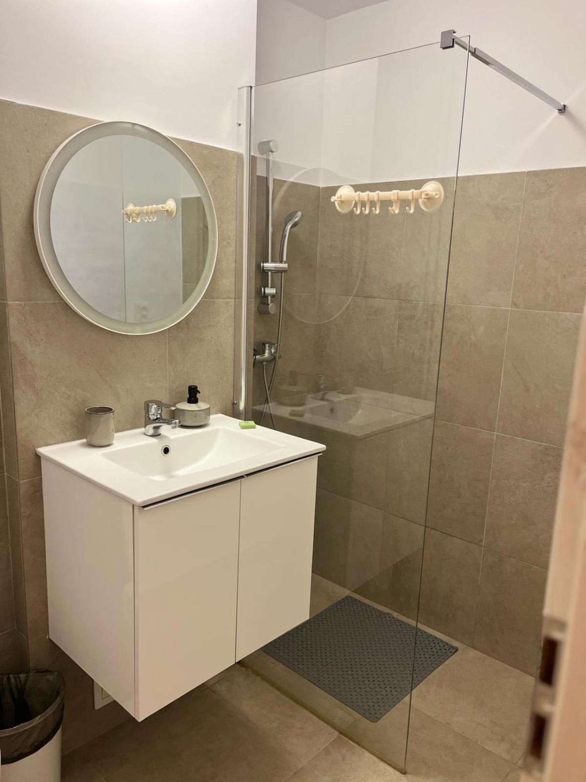 Apartament De Lux ไกรโอวา ภายนอก รูปภาพ