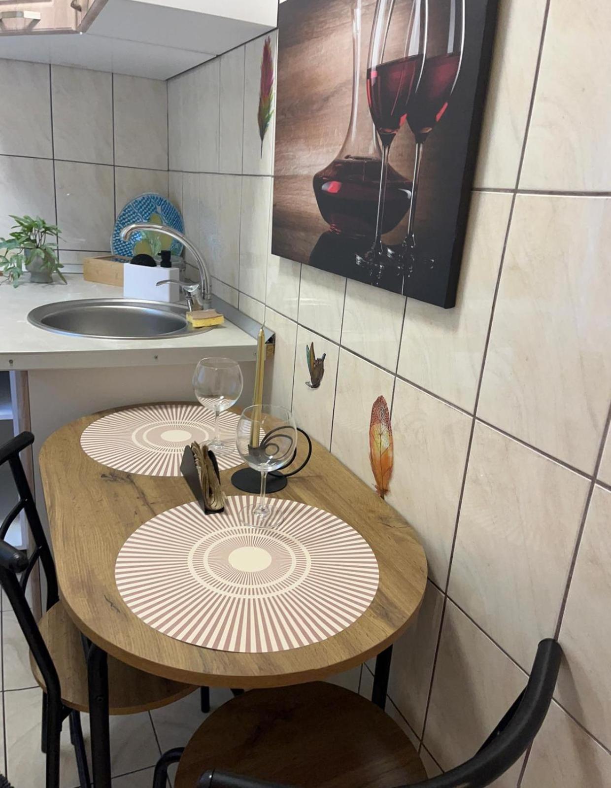 Apartament De Lux ไกรโอวา ภายนอก รูปภาพ