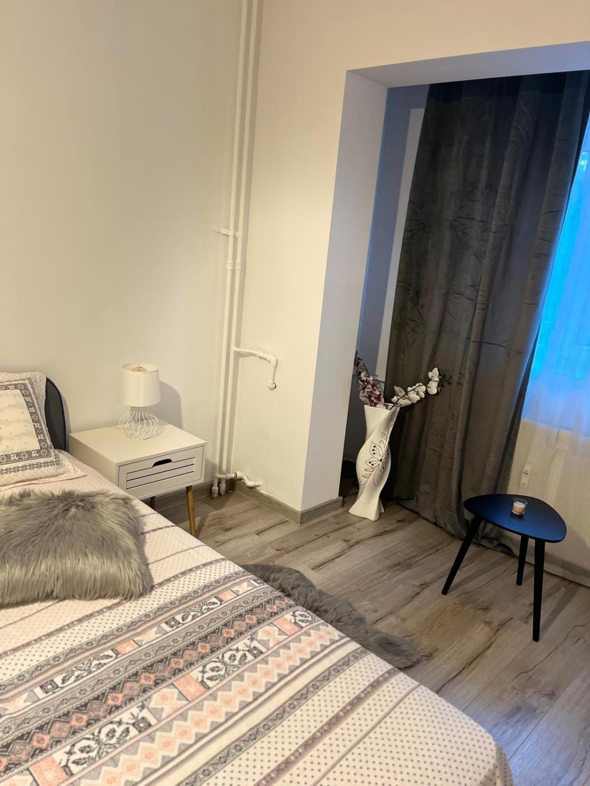 Apartament De Lux ไกรโอวา ภายนอก รูปภาพ