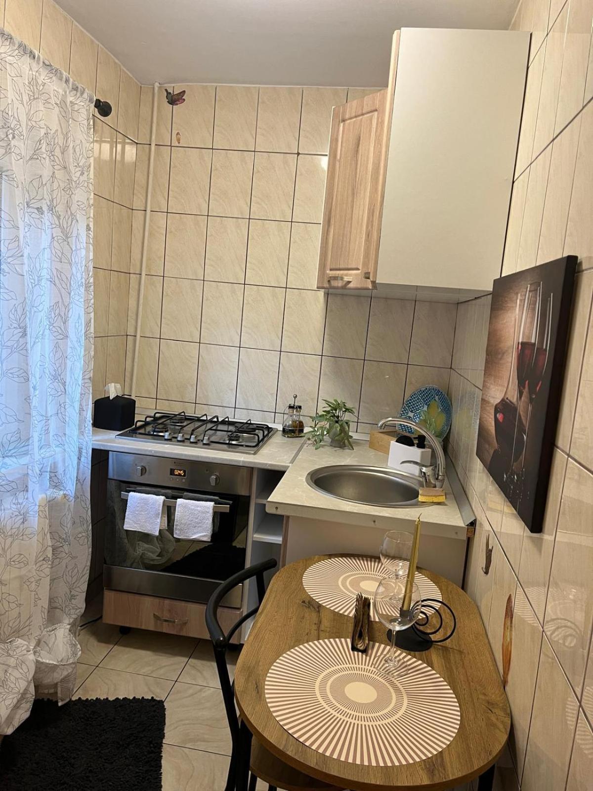 Apartament De Lux ไกรโอวา ภายนอก รูปภาพ