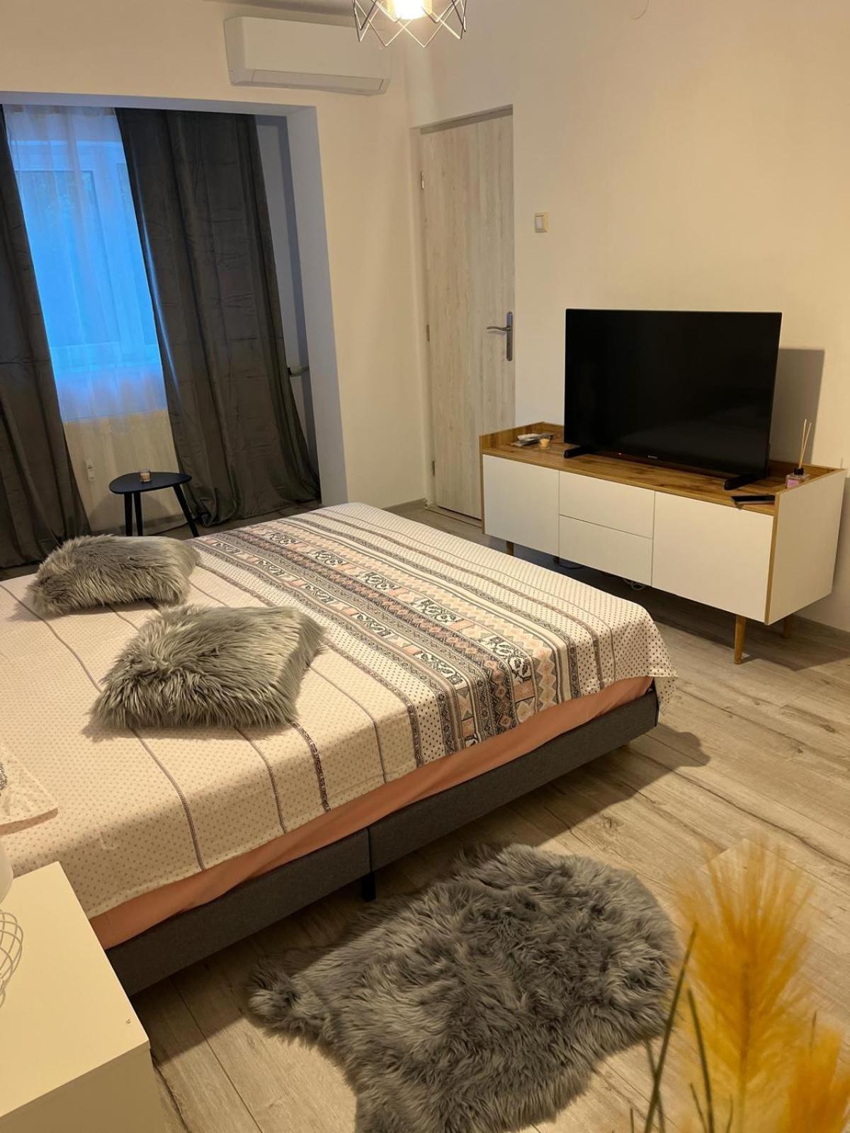 Apartament De Lux ไกรโอวา ภายนอก รูปภาพ