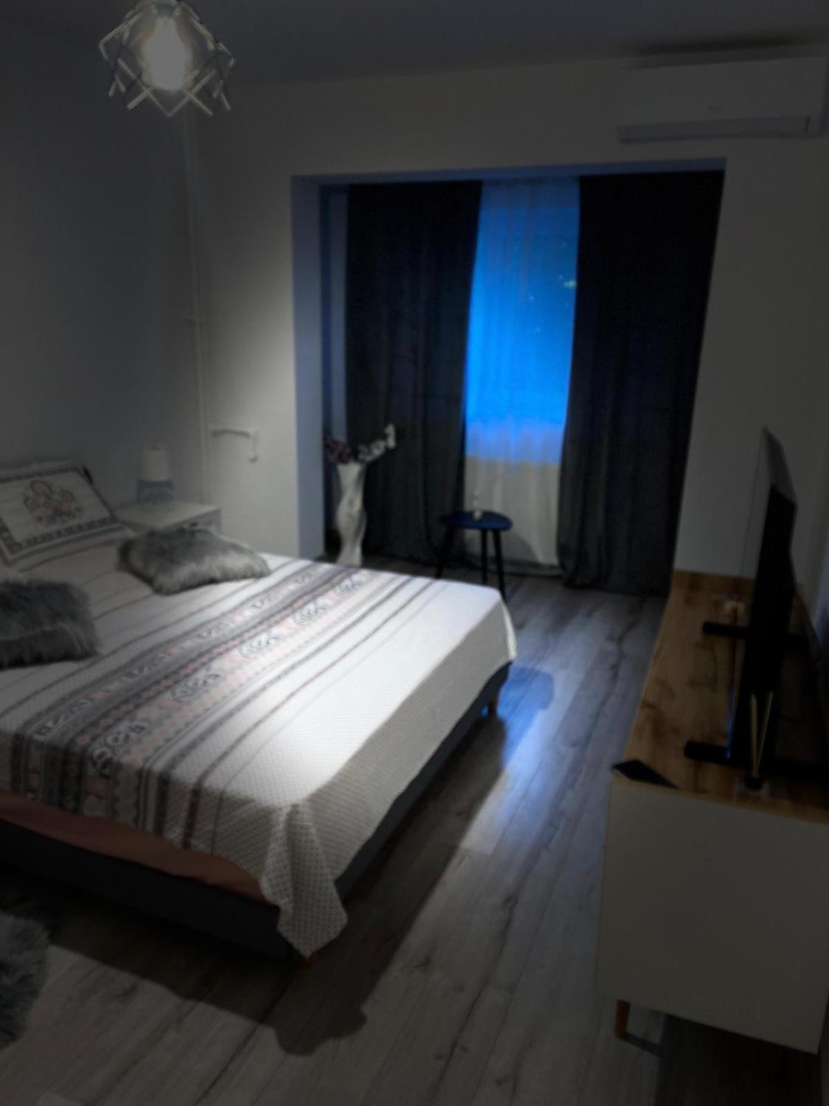 Apartament De Lux ไกรโอวา ภายนอก รูปภาพ