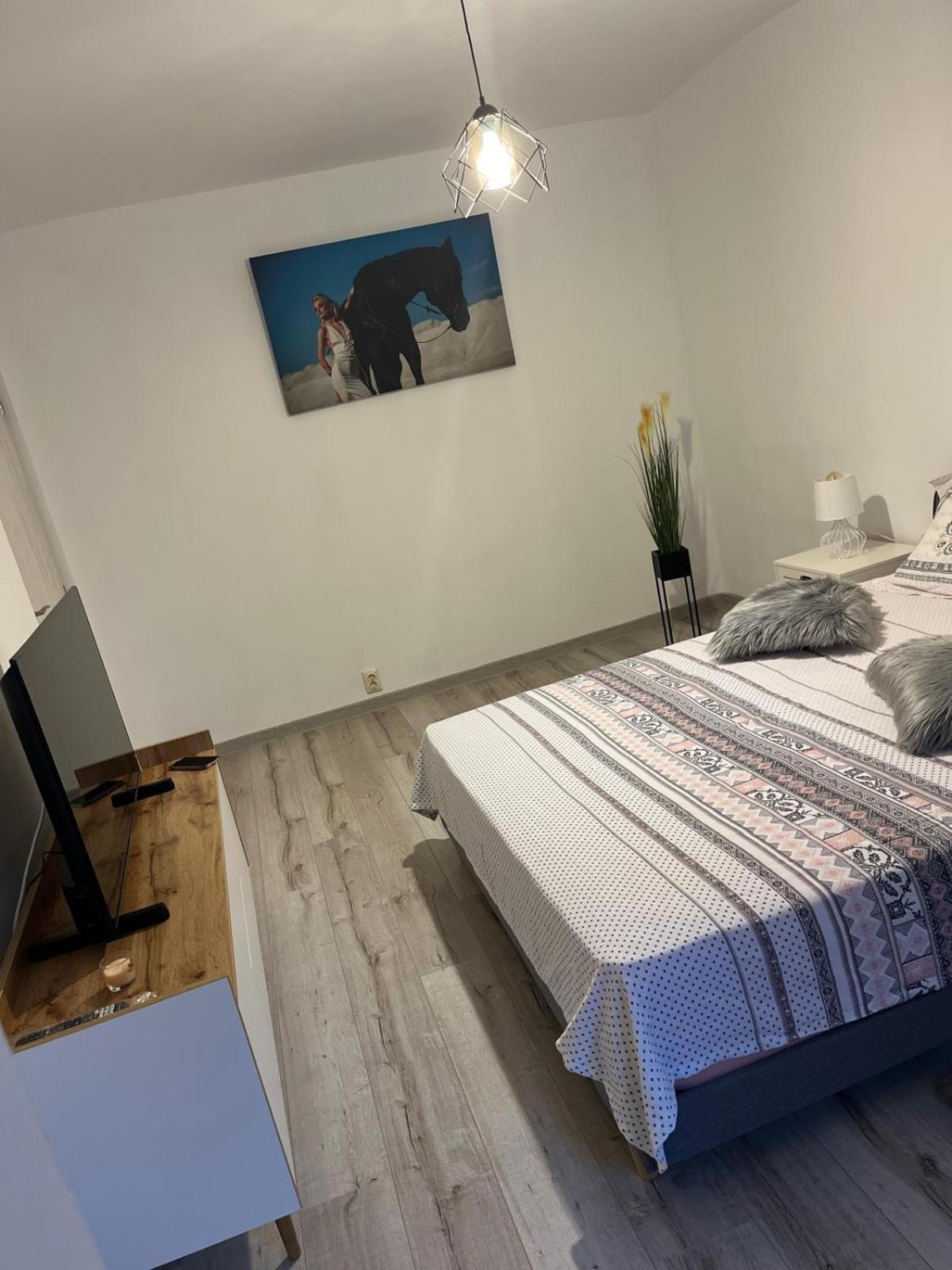 Apartament De Lux ไกรโอวา ภายนอก รูปภาพ