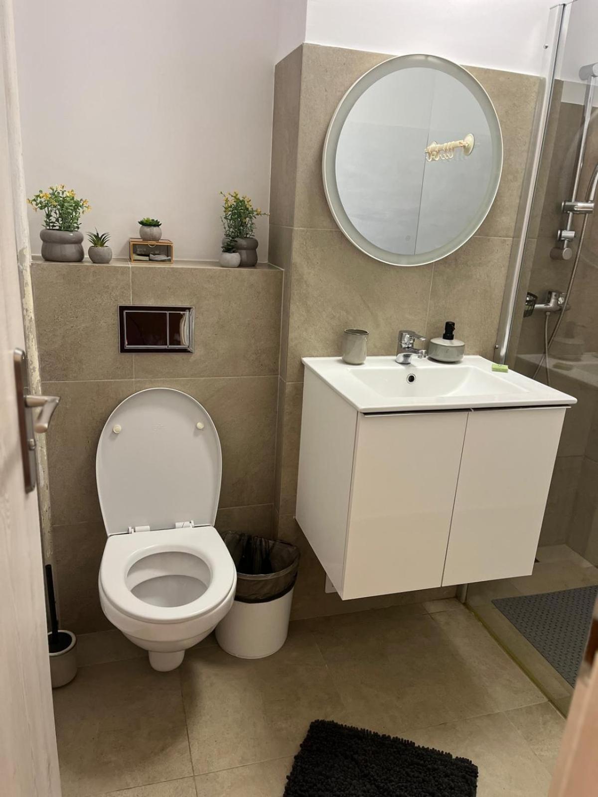 Apartament De Lux ไกรโอวา ภายนอก รูปภาพ