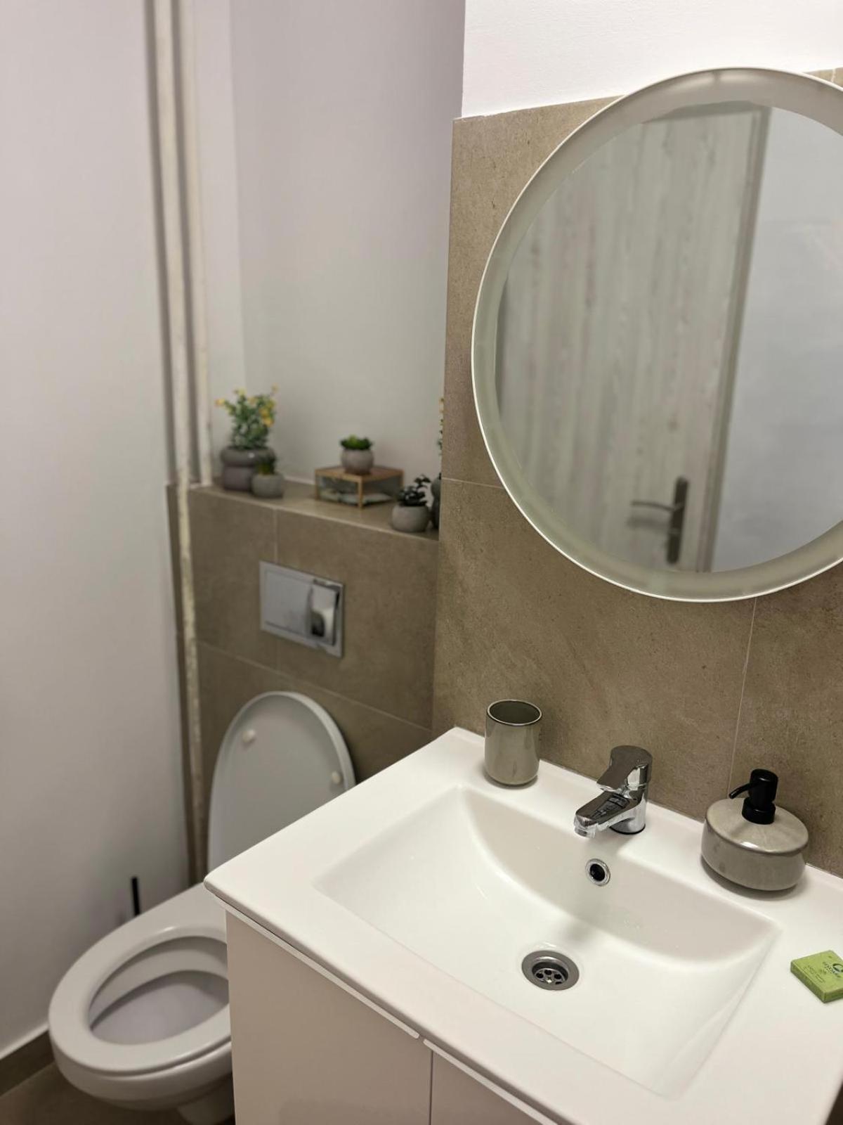 Apartament De Lux ไกรโอวา ภายนอก รูปภาพ