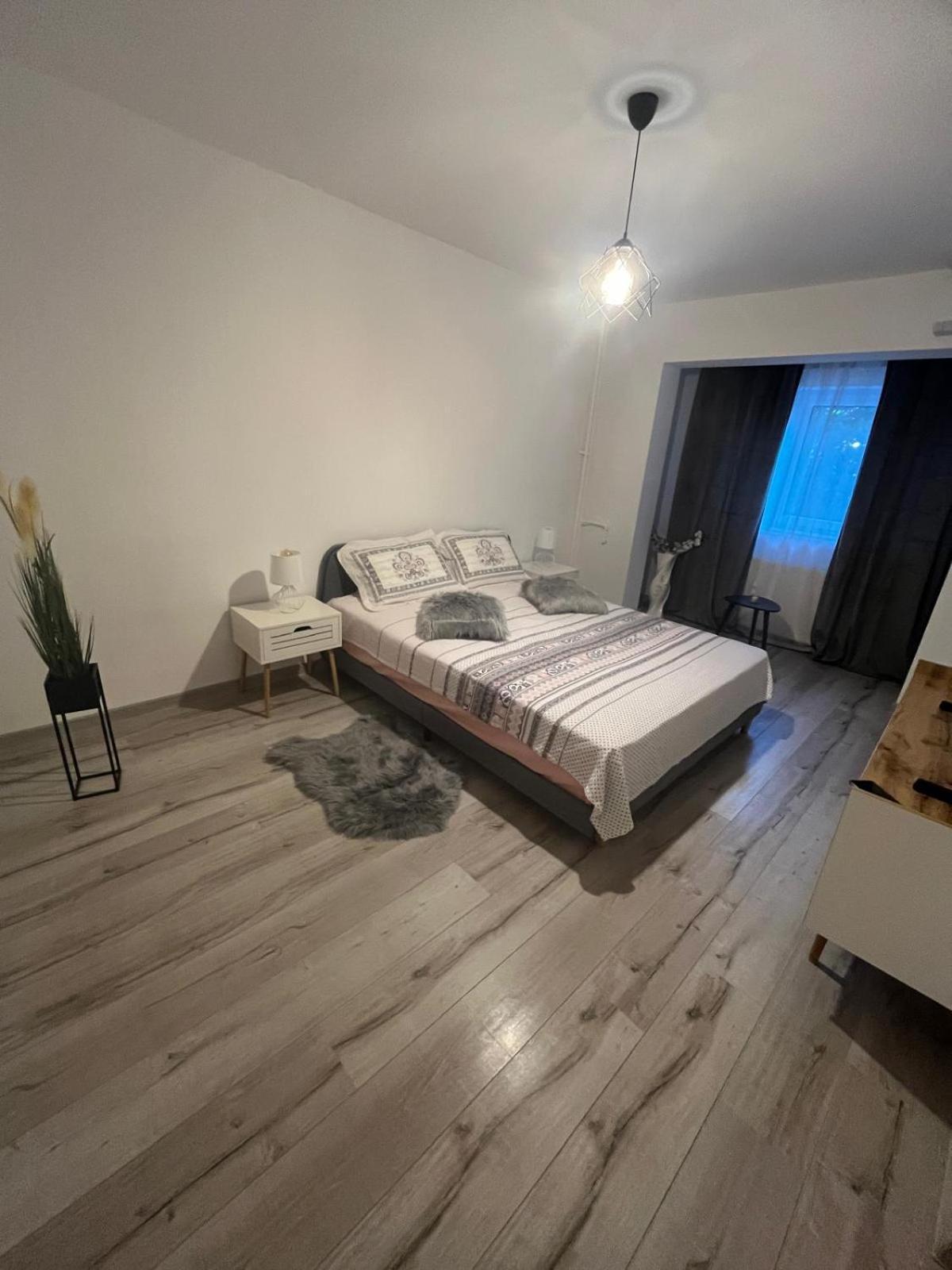 Apartament De Lux ไกรโอวา ภายนอก รูปภาพ