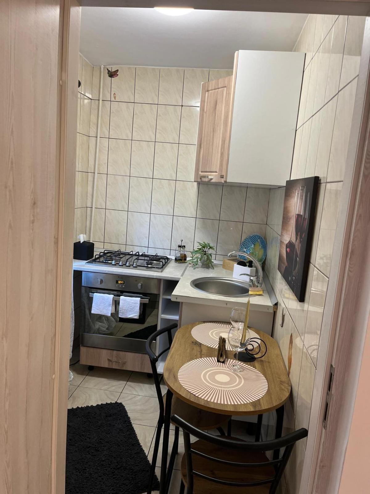 Apartament De Lux ไกรโอวา ภายนอก รูปภาพ