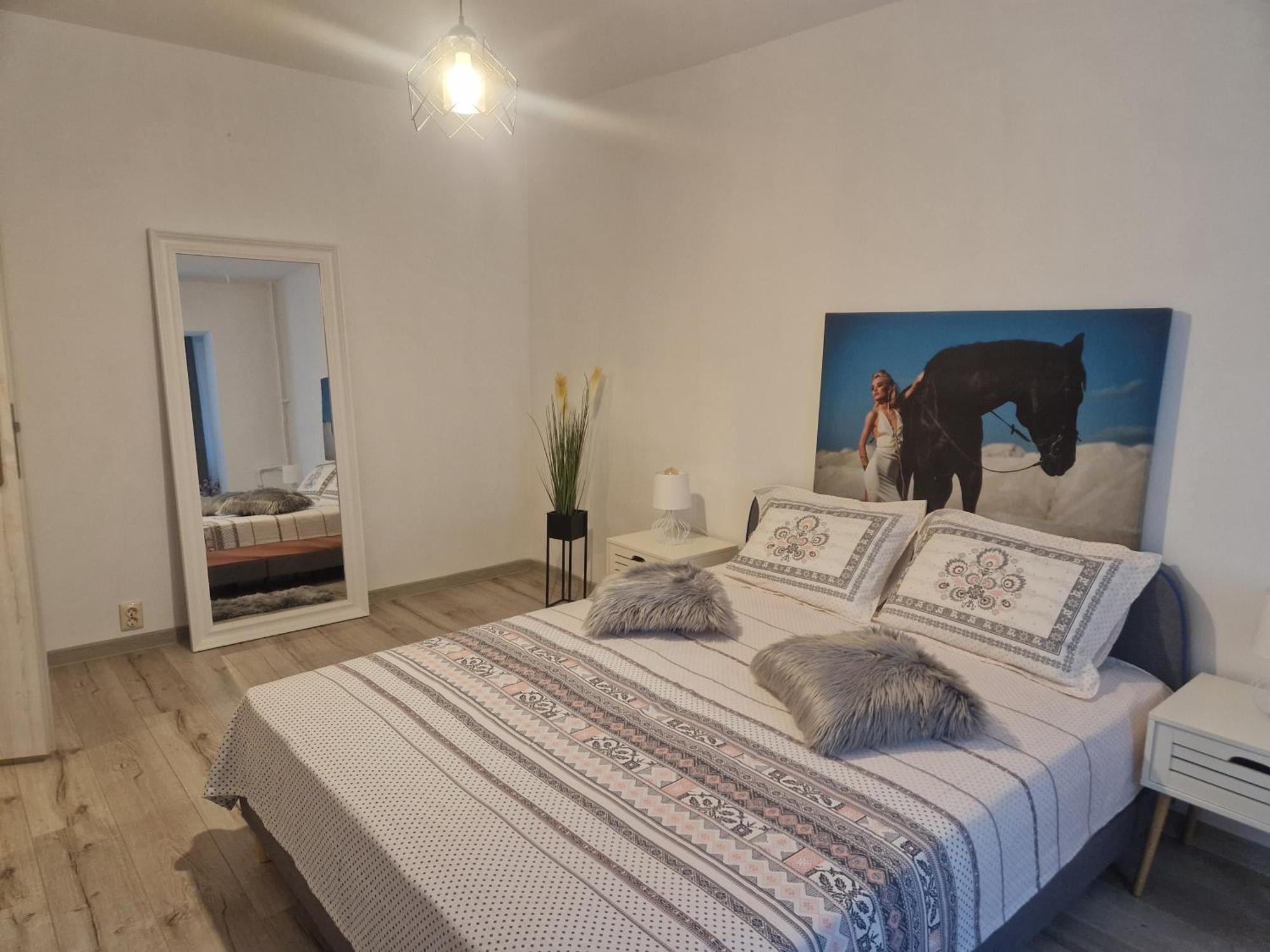 Apartament De Lux ไกรโอวา ภายนอก รูปภาพ