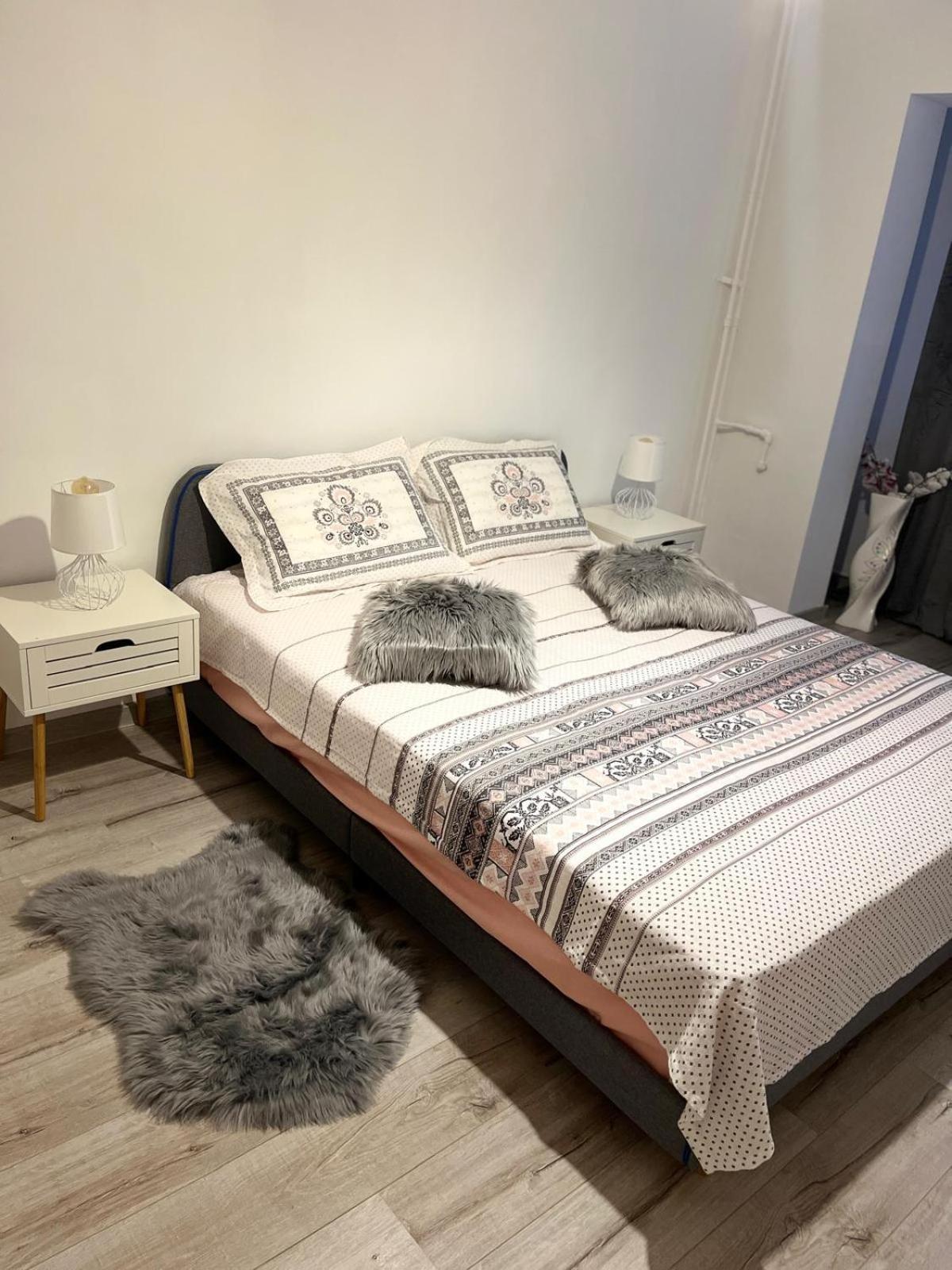 Apartament De Lux ไกรโอวา ภายนอก รูปภาพ